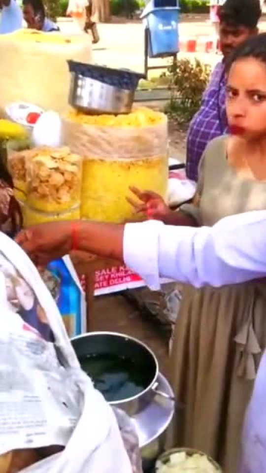 “你吃印度外卖的方式完全不对——模仿我，你不会失望的。”