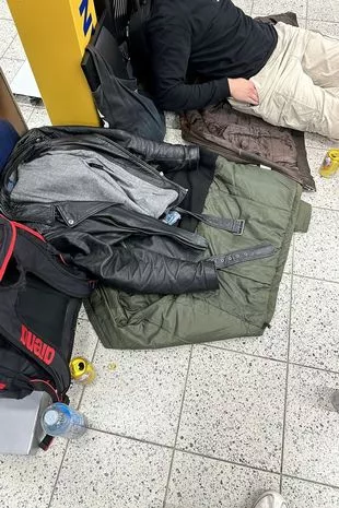 Wizz航空公司的一名乘客在22小时的等待中,因为航空公司给了她两份零食而惊恐发作