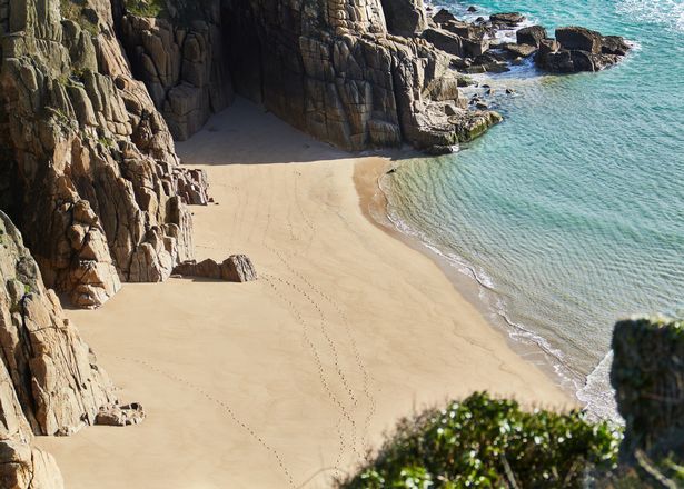 曾经有着绿松石海水的英国“隐蔽”海滩可能在巴厘岛