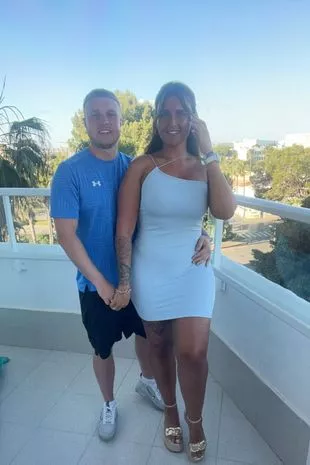 情侣们穿着运动服和工作服自己结婚,这样“没人能毁了一天”