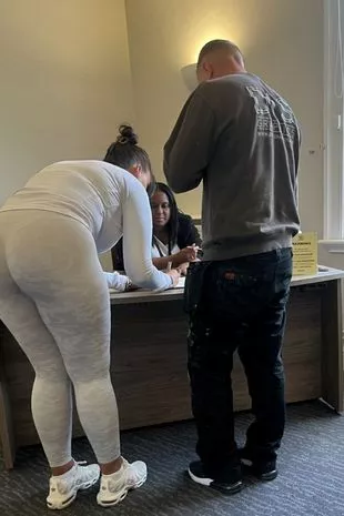 情侣们穿着运动服和工作服自己结婚,这样“没人能毁了一天”