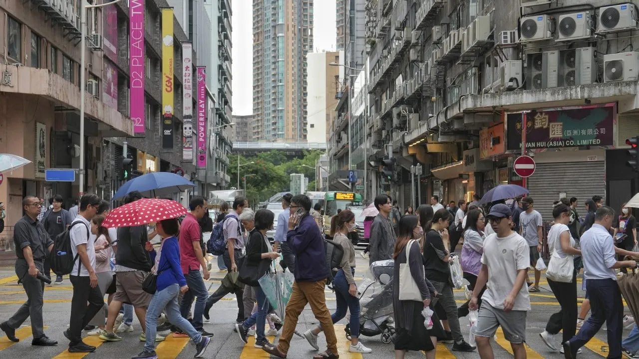 香港在预期人手短缺情况下优先考虑本地就业