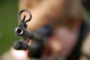 警卫在驱散乞讨儿童时射杀了四人
