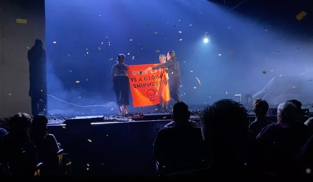 西格妮·韦弗表演时,“停止石油”活动人士冲进舞台,伦敦西区一片混乱