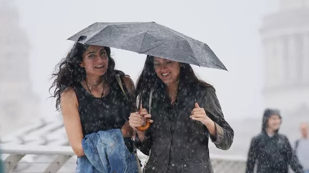 英国气象局发布雷暴警报，部分地区在几小时内将面临一个月来的降雨