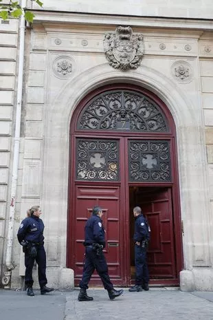 金·卡戴珊被捆绑、堵住嘴并被抢走价值800万英镑的钻石的那个晚上到底发生了什么