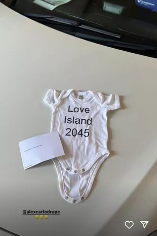 亚当·科拉德(Adam Collard)在《爱情岛》(Love Island)上的有趣礼物,他享受着新爸爸的生活