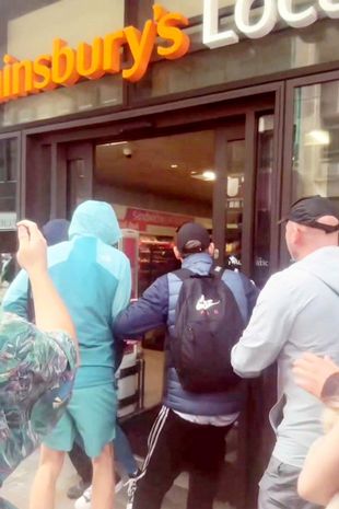 英国骚乱:鞋子专区着火,抢劫者手捧红酒跑出塞恩斯伯里超市