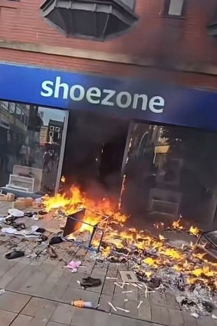 英国骚乱:鞋子专区着火,抢劫者手捧红酒跑出塞恩斯伯里超市