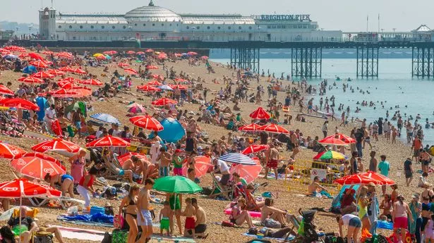 英国天气:英国气象局预测，今天气温将达到30摄氏度，地图将变成火红色