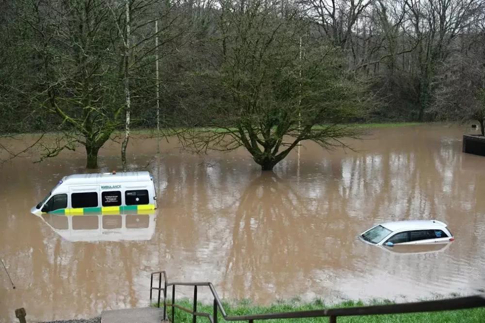 英国14个地区发布了洪水预警，4英寸的暴雨来袭