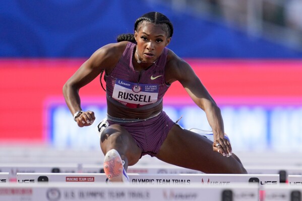 美国人马赛·拉塞尔(Masai Russell)带领一群跨栏运动员追逐卡马乔-奎因的奥运冠军