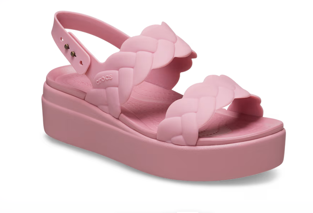 Crocs的“完美旅行凉鞋”售价60英镑，“非常舒适”，购物者可以“步行数英里”。