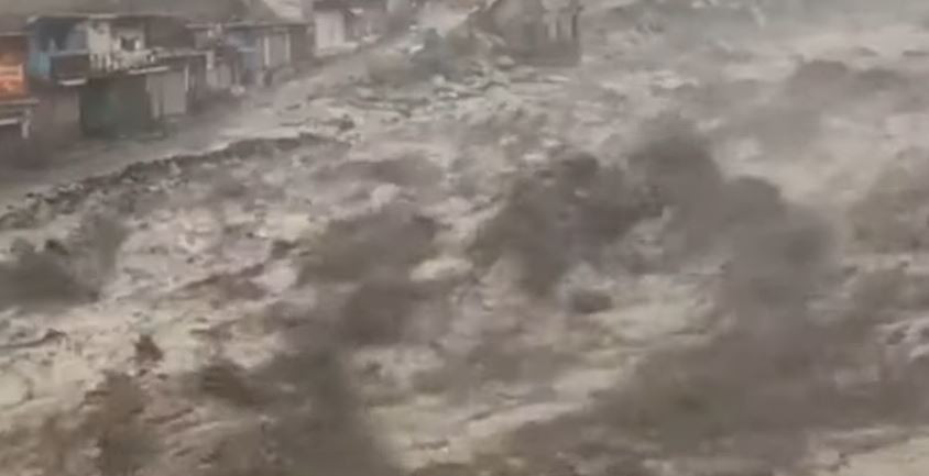 观察:马汉德里大桥被大雨冲毁，游客被困在卡汗山谷