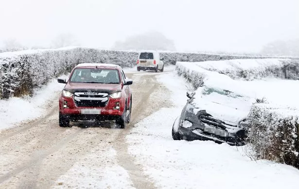英国天气：英国气象局发布了严峻的冰雪警报，司机们警告出行会出现混乱