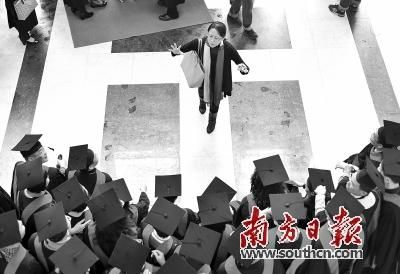 “别理斯克鲁奇，早点开始过圣诞节，把我们的注意力从第三次世界大战上转移开。”